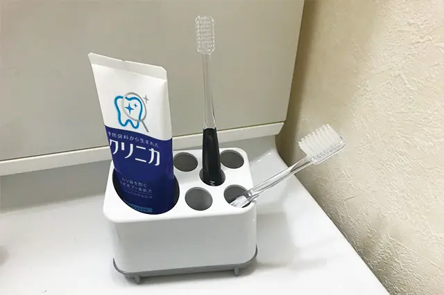 物件に備え付けの歯ブラシ立て。穴が無駄に5つもあり、デカい……|100円ショップ・ダイソーの店長オススメ商品紹介。100均の収納グッズと便利グッズで洗面スペースを整理整頓