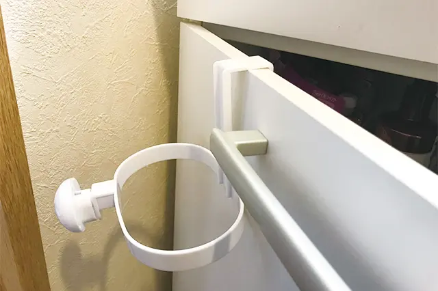 ドライヤーホルダーを洗面台の収納扉に引っ掛ける|ロゼ ドライヤーホルダー 扉ひっかけタイプ ホワイト 108円(ダイソー)|100円ショップ・ダイソーの店長オススメ商品紹介。100均の収納グッズと便利グッズで洗面スペースを整理整頓