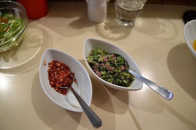 カレーに合う漬物と唐辛子。つけあわせも手が込んでいる｜『カレーの愛し方、殺し方』作者・手条萌さんと巡る学芸大学（VOVO 学芸大学駅前店）