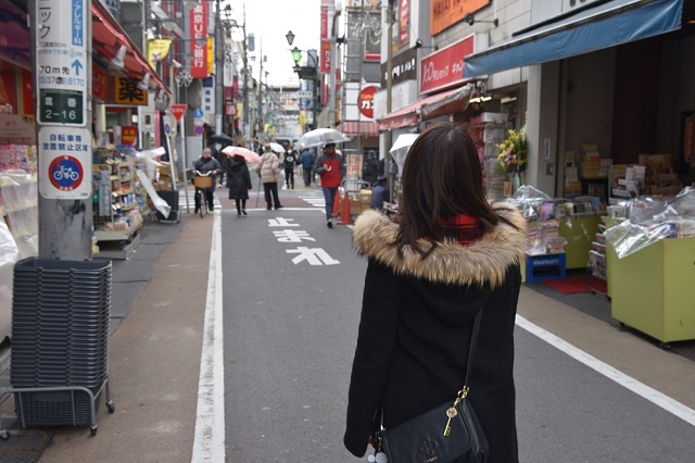 駅東口から長くのびる学芸大学東口商店街｜『カレーの愛し方、殺し方』作者・手条萌さんと行く、“一人遊び”が充実する街・学芸大学