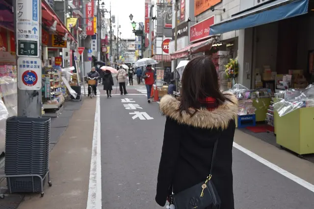駅東口から長くのびる学芸大学東口商店街|『カレーの愛し方、殺し方』作者・手条萌さんと行く、“一人遊び”が充実する街・学芸大学