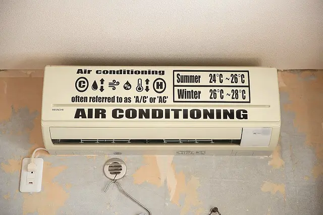 簡単にはがせるので、賃貸物件にもってこいなカッティングシートを使用。エアコンなど、どんなものも自分流にアレンジできないかを考えるのが部屋づくりのポイントだ|【インテリアコーディネート術】まるで雑貨屋!ヴィンテージを上手く取り入れた部屋づくりのコツ