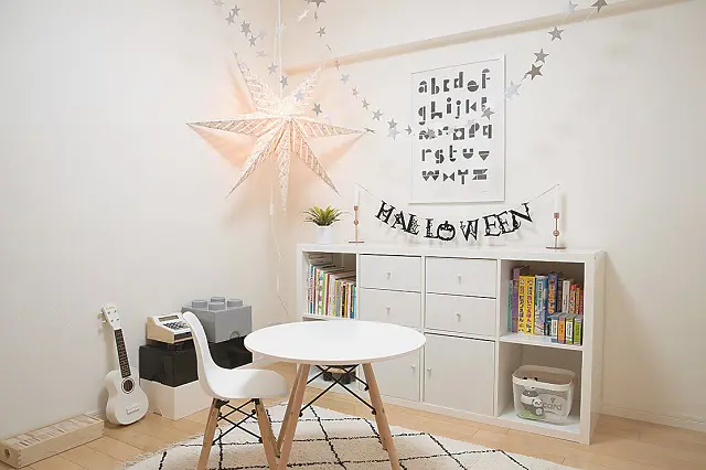 カラフルになりがちな子ども部屋はモノトーンで統一しつつも、デコレーションアイテムでかわいらしさを演出|【インテリアコーディネート術】インスタグラマーに聞く2LDKでシンプルに暮らすコツ