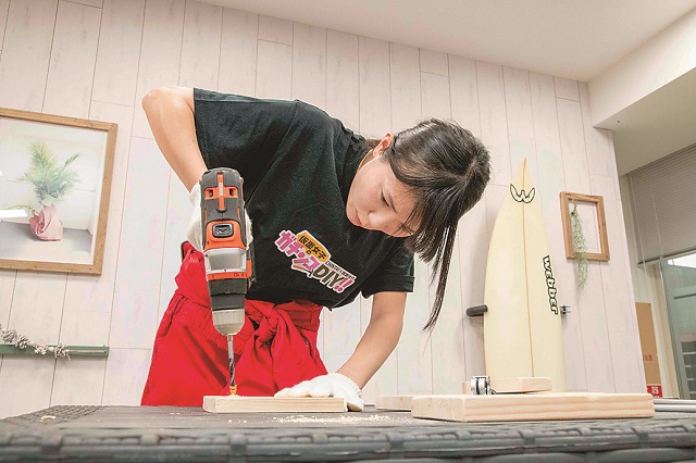 穴がずれないよう、電動ドライバーを使う時は慎重に作業しよう|仮面女子・立花あんながDIYに挑戦! コーヒードリップスタンドを作ってみた