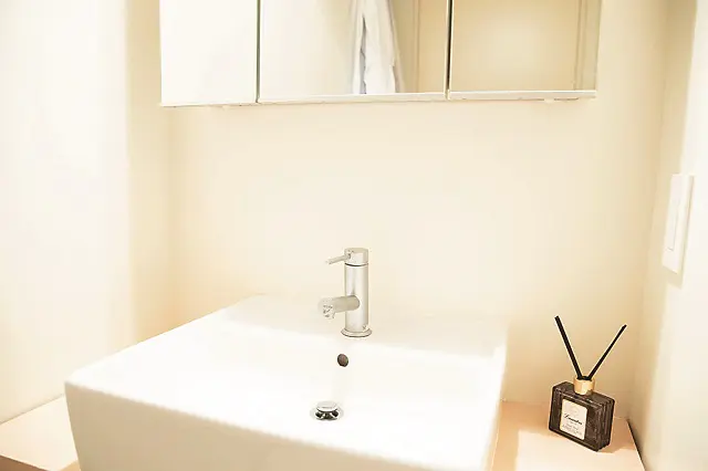 ホテルのようなスッキリとした洗面所。シンプルな空間にするには、生活感のあるものを収納するのが一番|【インテリアコーディネート術】不動産アドバイザーから学ぶ、シンプルな部屋作りのヒント