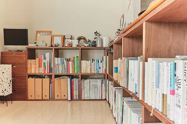 向こう側が透けてみえる本棚を取り入れている|【インテリアコーディネート術】ショップスタッフに聞いた統一感を出す空間づくりのコツ