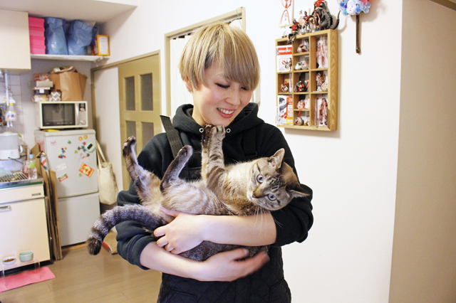 ジーは抱き上げられるとあいさんの顔にそっと触る。お互いのぬくもりを感じられる幸せな時間|【猫との暮らし】ペット可賃貸に住む猫グッズのデザイナー兼スタイリストの部屋作り