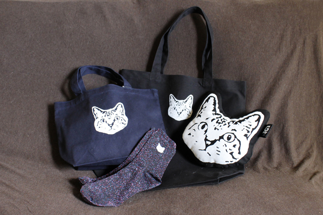 ジーをモデルにした猫グッズ「G-boy」。顔のプリントが目立つ|【猫との暮らし】ペット可賃貸に住む猫グッズのデザイナー兼スタイリストの部屋作り