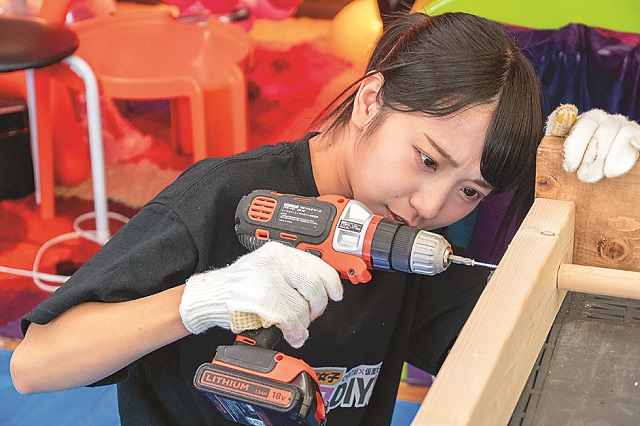 「ぐぬぬ……神経使う~」と言いながら作業を進める月野もあさん|仮面女子・月野もあがDIYに挑戦!賃貸物件の玄関にぴったりなアンブレラスタンドを作ってみた