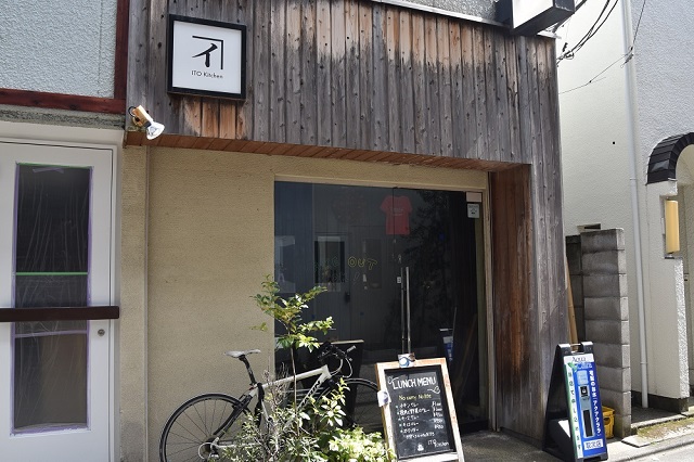 2軒目は「イトキッチン」。学芸大学駅から東横線の高架沿いを歩いて7～8分｜『カレーの愛し方、殺し方』作者・手条萌さんと巡る学芸大学（イトキッチン）