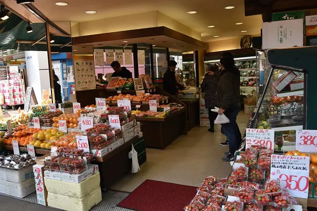 フルーツ&ベジタブルのお店「ボラボラ」。2階は同店が経営する洋食屋があり、八百屋ならではの新鮮な野菜が味わえる|『カレーの愛し方、殺し方』作者・手条萌さんと行く、“一人遊び”が充実する街・学芸大学
