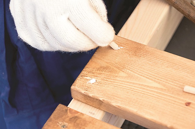 穴に木工用ボンドを付け、木ダボを入れる|仮面女子・月野もあがDIYに挑戦!賃貸物件の玄関にぴったりなアンブレラスタンドを作ってみた