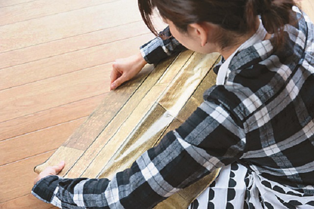 シワができる場合はタオルや布で伸ばしながら行うと◎|【賃貸DIY】100均のリメイクシートと段ボールを使ってトイレに収納棚を作ろう!