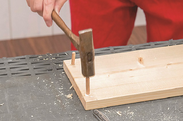 奥までしっかり入るよう、とんかちでたたいて固定しよう|仮面女子・立花あんながDIYに挑戦! コーヒードリップスタンドを作ってみた