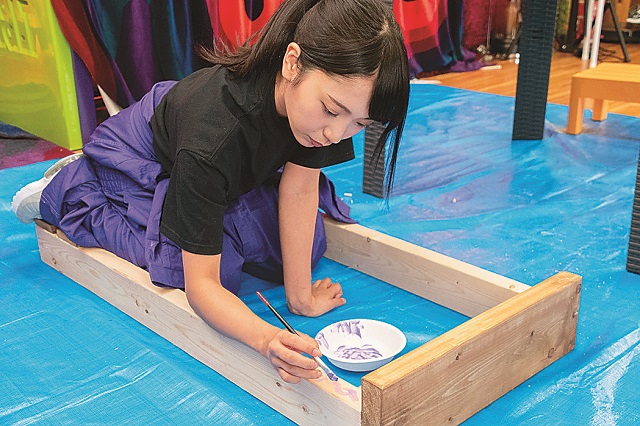 好みのペイントを施していく月野もあさん|仮面女子・月野もあがDIYに挑戦!賃貸物件の玄関にぴったりなアンブレラスタンドを作ってみた