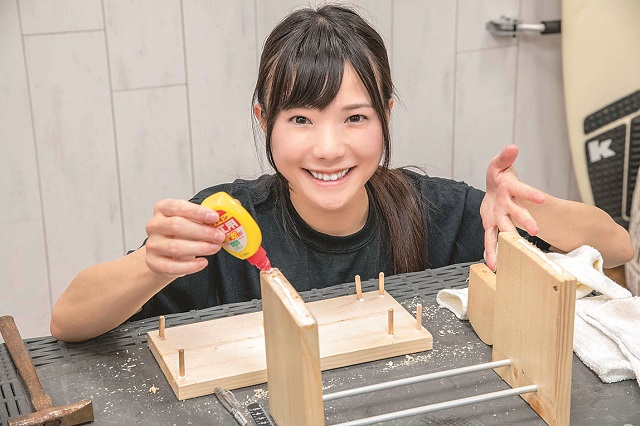 「途中経過はこんな感じ!木ダボも金属パイプもどうにかはまりました!」と立花あんなさん|仮面女子・立花あんながDIYに挑戦! コーヒードリップスタンドを作ってみた