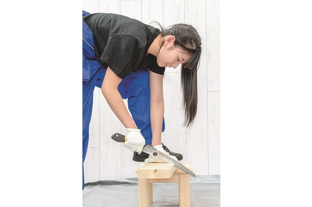 「切る本数が多いから想像以上に大変!汗が止まらない……!」と森下舞桜さん|仮面女子・森下舞桜がDIYに挑戦!木目がかわいいスツール(椅子)を作ってみた