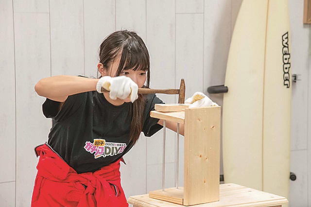 ちょっぴり腰が引けている立花あんなさん|仮面女子・立花あんながDIYに挑戦! コーヒードリップスタンドを作ってみた