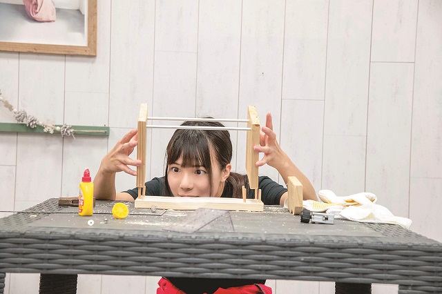 立花あんなさんの表情も真剣そのものだ|仮面女子・立花あんながDIYに挑戦! コーヒードリップスタンドを作ってみた