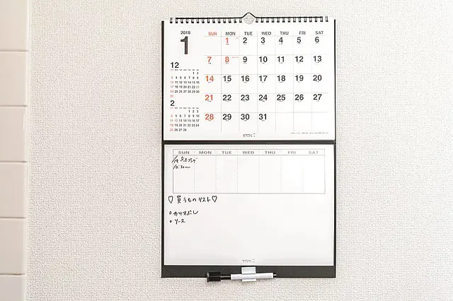 メッセージボードに書かれた買い物メモは二人のコミュニケーションツールに|同棲・結婚生活の参考に!新婚さんに聞いた、結婚を見据えた二人暮らしの部屋探しのコツ width=