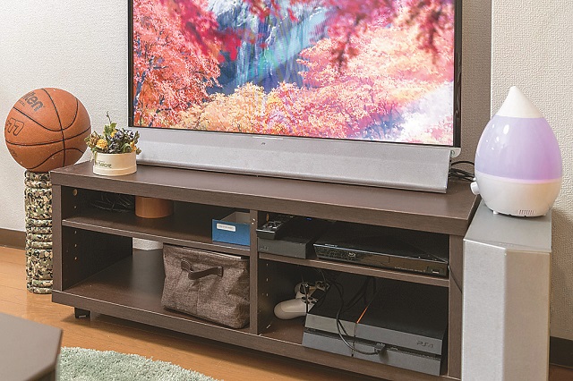 テレビのモニター前にあるサウンドバーは生活に欠かせないアイテム｜同棲・結婚生活の参考に！新婚さんに聞いた、結婚を見据えた二人暮らしの部屋探しのコツ