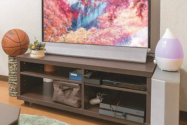 テレビのモニター前にあるサウンドバーは生活に欠かせないアイテム|同棲・結婚生活の参考に!新婚さんに聞いた、結婚を見据えた二人暮らしの部屋探しのコツ