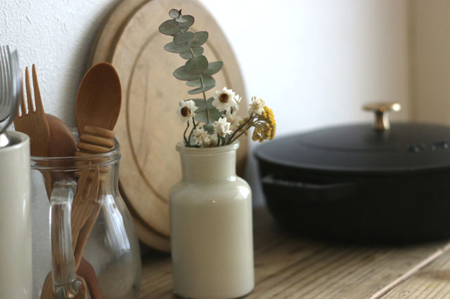 100均グッズで作ったとは思えないほどオシャレな瓶になった|【賃貸DIY】100均でプチDIY!セリアのウォーターペイントでガラスボトルをオシャレ雑貨にリメイク