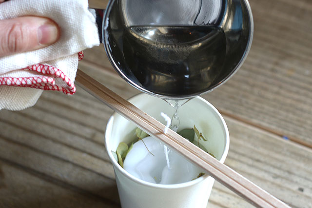 流し入れる際は、ロウに浸からないよう、芯は割り箸で挟んでおこう|【賃貸DIY】お部屋のインテリアに!100均グッズでボタニカルキャンドルを作ろう