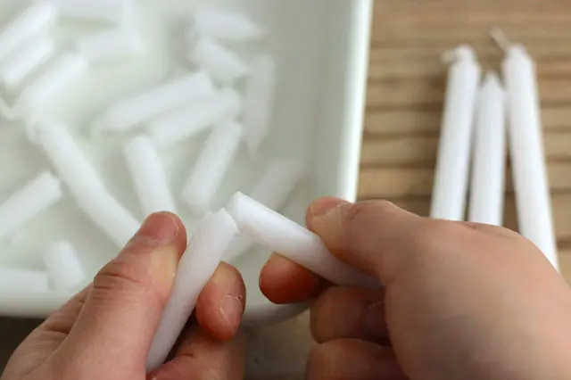 芯はあとから使うので、はさみなどで切らないこと|【賃貸DIY】100均グッズで簡単手作り!オシャレでかわいいキャンドルの作り方