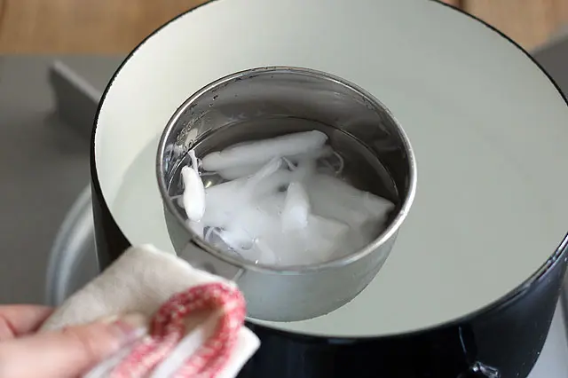 熱湯や溶けたロウで火傷しないよう注意!|【賃貸DIY】100均グッズで簡単手作り!オシャレでかわいいキャンドルの作り方