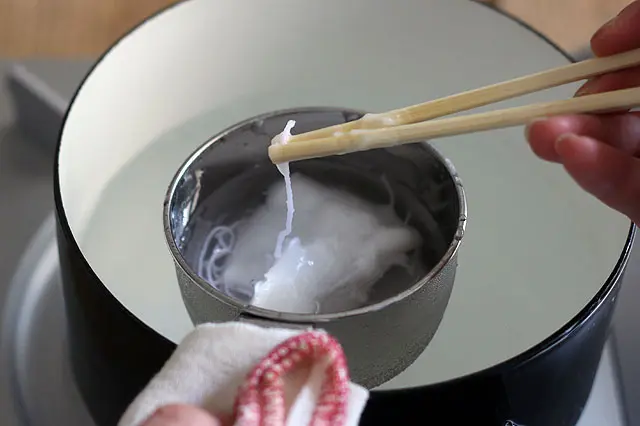 捨ててもよい割り箸などを使って芯を取り出す|【賃貸DIY】100均グッズで簡単手作り!オシャレでかわいいキャンドルの作り方