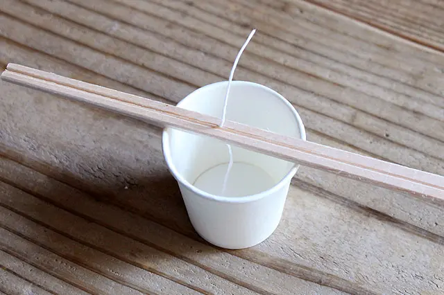 芯の先端が紙コップの底に着くように|【賃貸DIY】100均グッズで簡単手作り!オシャレでかわいいキャンドルの作り方