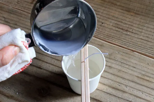 流し入れる際は、溶けたロウで火傷しないよう注意!|【賃貸DIY】100均グッズで簡単手作り!オシャレでかわいいキャンドルの作り方