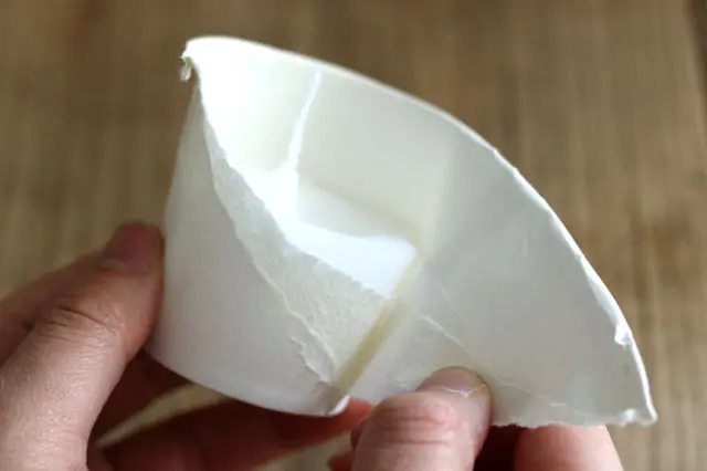 キャンドルが固まったら、ビリビリと紙コップをむいていこう|【賃貸DIY】100均グッズで簡単手作り!オシャレでかわいいキャンドルの作り方