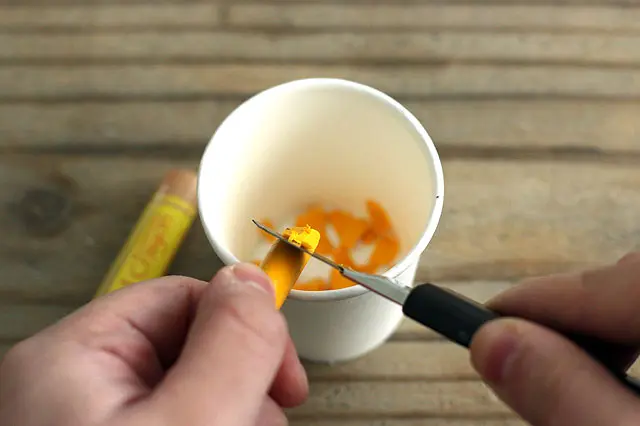 クレヨンの量によって色の濃淡は変わる(少量でも結構色がつく)|【賃貸DIY】100均グッズで簡単手作り!オシャレでかわいいキャンドルの作り方