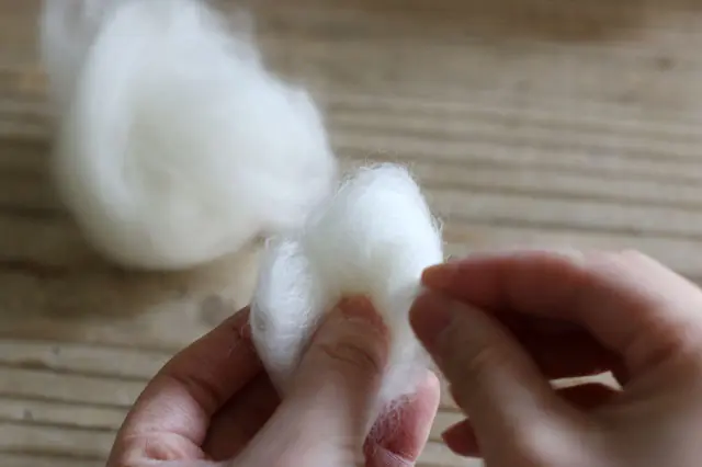 巻いておいくことで、しっかりとしたきれいなボールが作れる|【賃貸DIY】100均の羊毛フェルトを丸めて、ほっこり和むキッチンアイテムを作ろう