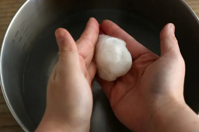 両手で包んでやさしくコロコロ コロコロ……|【賃貸DIY】100均の羊毛フェルトを丸めて、ほっこり和むキッチンアイテムを作ろう