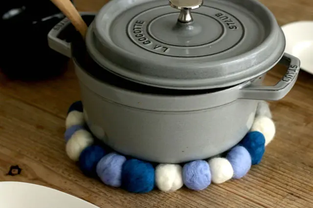 こんな温かみのある鍋敷きが作れる|【賃貸DIY】100均の羊毛フェルトを丸めて、ほっこり和むキッチンアイテムを作ろう