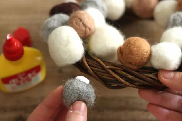 色の配置を考えながら貼っていこう|【賃貸DIY】100均の羊毛フェルトを丸めて、ほっこり和むキッチンアイテムを作ろう