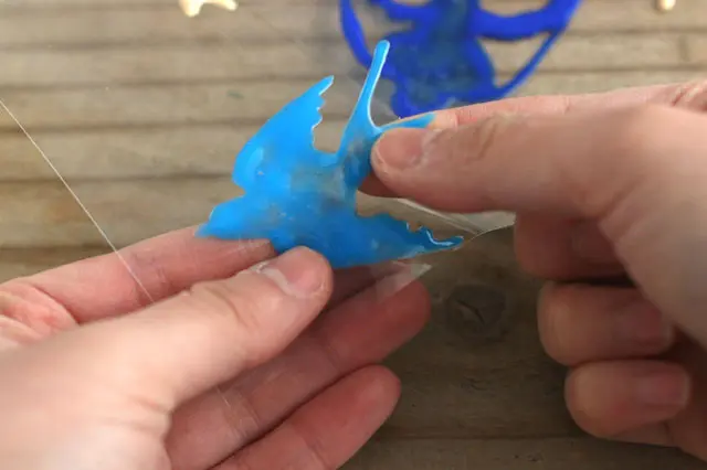 破損しないようゆっくり優しくはがすこと!|【賃貸DIY】ダイソーのガラス絵の具でステンドグラス風に窓や小物をオシャレにデコレーション&アレンジしよう!