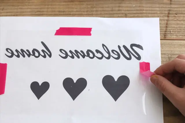 外から読めるようにしたい場合は、写真のように下書きを左右反転すること|【賃貸DIY】ダイソーのガラス絵の具でステンドグラス風に窓や小物をオシャレにデコレーション&アレンジしよう!