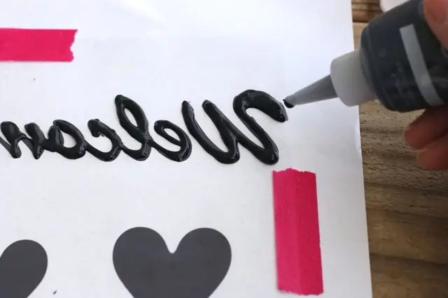 少し厚めに絵の具を置くのがコツ|【賃貸DIY】ダイソーのガラス絵の具でステンドグラス風に窓や小物をオシャレにデコレーション&アレンジしよう!