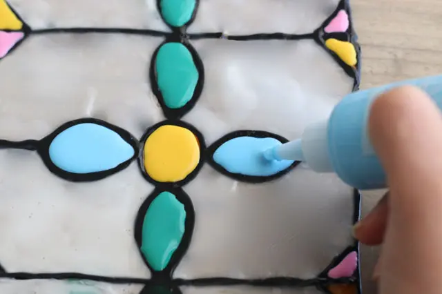 黒のラインをしっかり生かすのが、ステンドグラス風に見せるコツ|【賃貸DIY】ダイソーのガラス絵の具でステンドグラス風に窓や小物をオシャレにデコレーション&アレンジしよう!