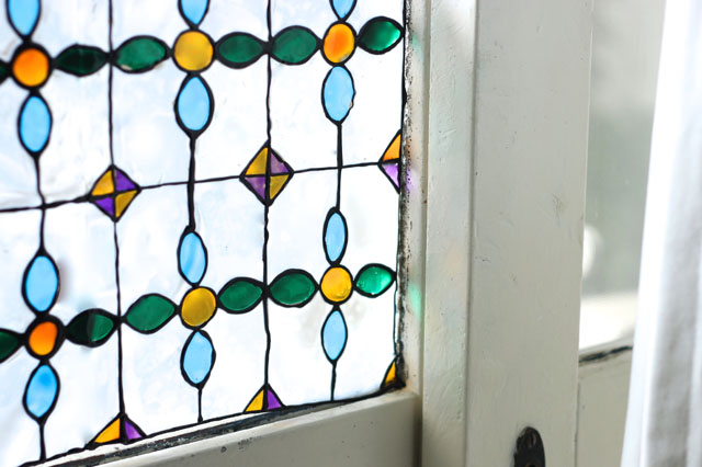 100均DIY】ダイソーのステンドグラスペンで窓や小物をオシャレにデコレーションアレンジ | CHINTAI情報局