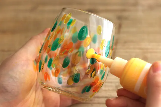 光が通るよう、あまり厚塗りしないように|【賃貸DIY】ダイソーのガラス絵の具でステンドグラス風に窓や小物をオシャレにデコレーション&アレンジ!