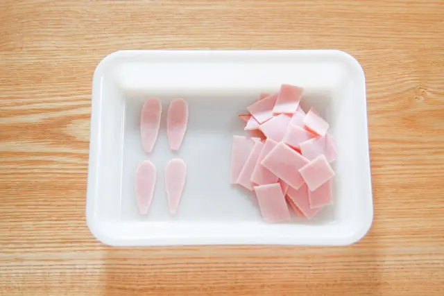 ハムでうさぎの耳を作る。残りはサラダのトッピングに使う|うさぎと卵のイースターサラダ