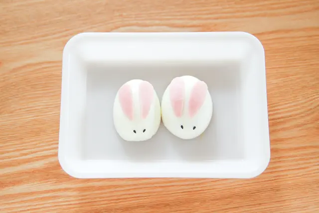 卵の細くなっている方を奥(うさぎのおしり側)に向けて顔をつくる|うさぎと卵のイースターサラダ