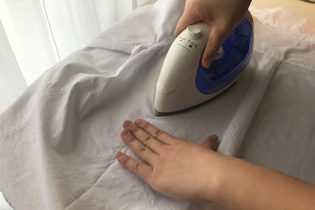 後ろ身頃も前身頃と同様に、シワにならないようにシャツを広げてアイロンをかけるようにしよう|アイロン台不要?100均のアイロングッズできれいにアイロンをかけられるのか試してみた