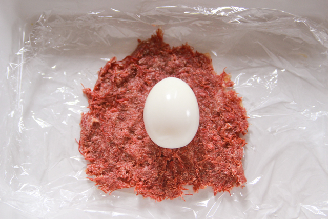 卵全体を覆えるくらいにコーンミートを薄く広げる｜イースターに食べたい揚げないスコッチエッグ