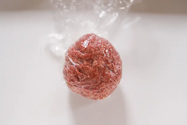 空気が入らないように、隙間なくしっかり包む|イースターに食べたい揚げないスコッチエッグ